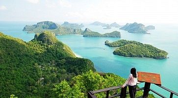 Una ragazza osserva il panorama a Koh Samui: mare cristallino e tante piccole isole ricoperte di verde.