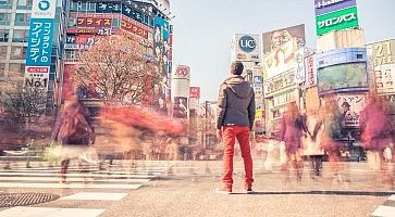 Un ragazzo fermo all'incrocio Shibuya.