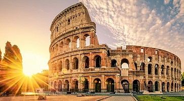 Il Sole tramonta dietro al Colosseo.