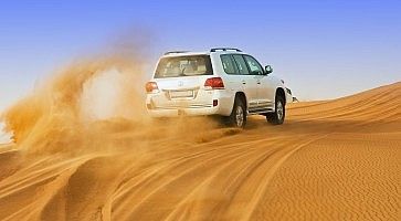 Fuoristrada durante un safari nelle dune del deserto a Dubai.