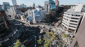 L'incrocio tra Omotesando ed Harajuku, nei pressi del centro commerciale Tokyu Plaza.