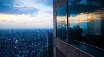 Turisti ammirano Tokyo dall'alto, dalle finestre del Tokyo Metropolitan Government Office.