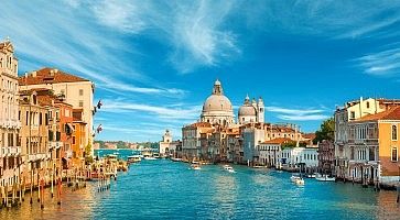 Magnifica vista di Canal Grande a Venezia in una giornata di sole.