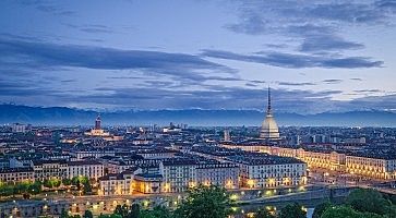 Panorama di Torino al tramonto, con la Mole Antonelliana sullo sfondo.