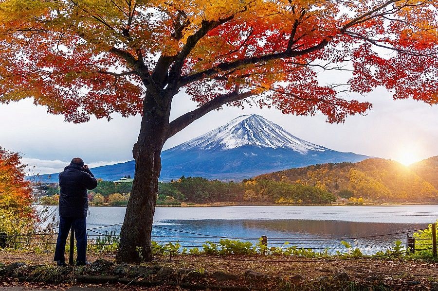 Monte Fuji visto dal lago Kawaguchi con colori autunnali.