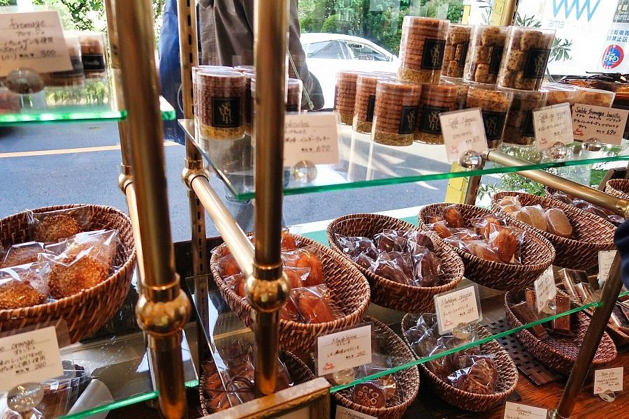 Prodotti da forno in vetrina in una panetteria parigina.