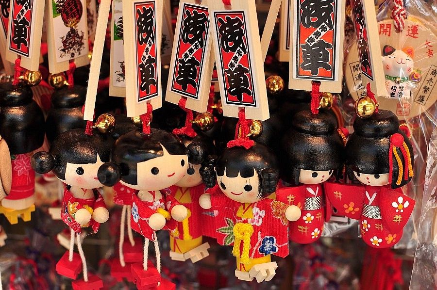 Souvenir giapponesi tradizionali esposti in un negozio di Tokyo.