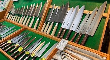 Coltelli in vendita in un negozio in Giappone.