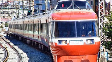 Il treno che porta ad Hakone, visto da davanti.