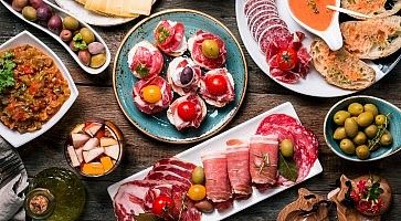 Tapas miste e sangria, su un tavolo in legno.