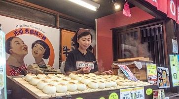 Negozio con vari snack sull'isola di Miyajima.