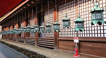 Lanterne in un tempio. Nara.