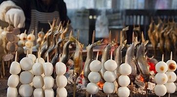 Spiedini di pesce cucinati sulle braci in una bancarella Nikko.