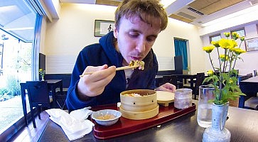 Marco Togni mangia chirashizushi da Hatokoji a Kamakura.