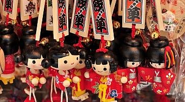 Portachiavi con bambole kokeshi in un negozio di souvenir a Tokyo.