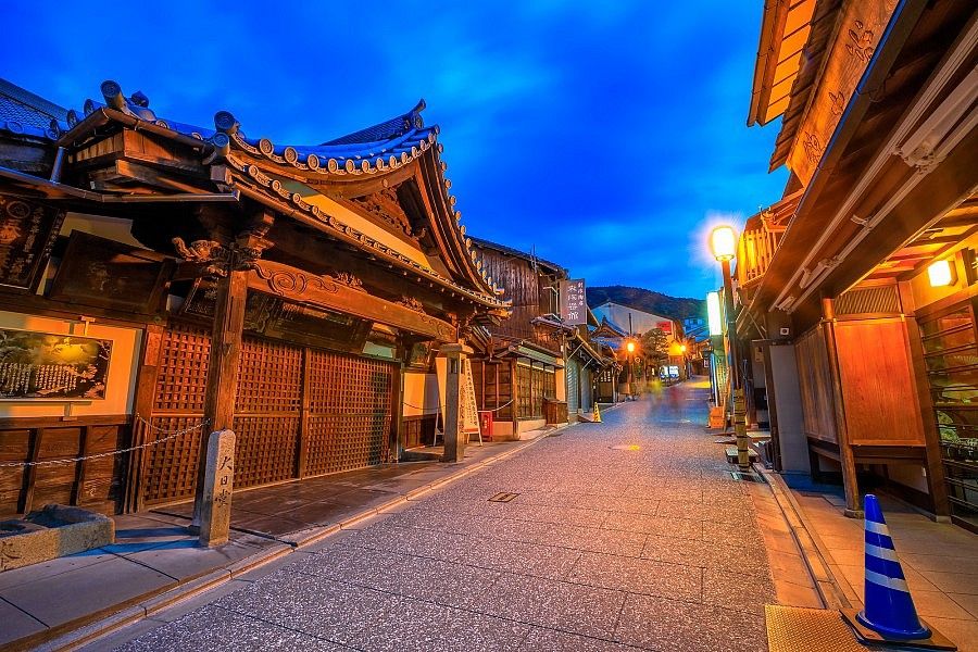 La tradizionale strada Hanamikoji Dori a Kyoto al crepuscolo.