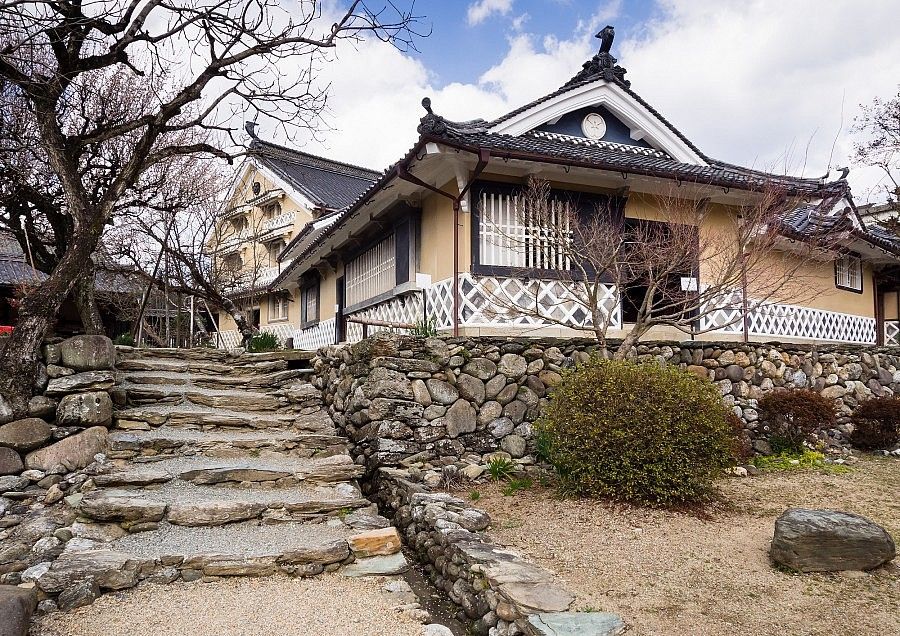 Residenza tradizionale Kamihaga con giardino e strada in pietra.