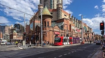 Sydney light rail stops at Paddy's Markets.The Sydney light rail network is serving the Australian city of Sydney. Australia:13/04/2018