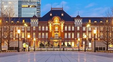 La stazione di Tokyo al tramonto.