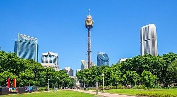 La torre di Sydney e i vicini giardini.