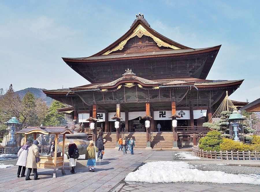 Tempio Zenkoji a Nagano con visitatori all'ingresso.