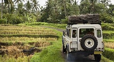 Fuoristrada tra le foreste di Bali.