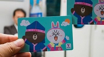 La carta T-Money, per spostarsi a Seoul, con disegnati i personaggi di Line.