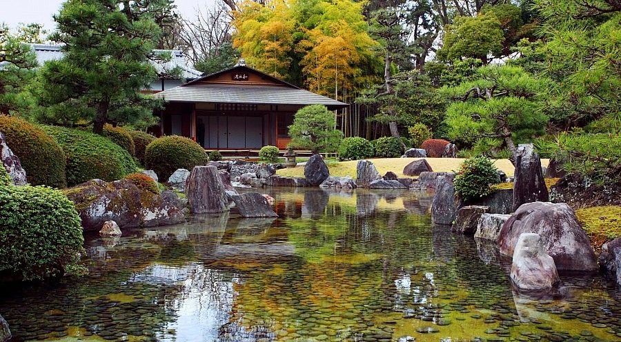 Giardino giapponese tradizionale con casa di legno a Kyoto.
