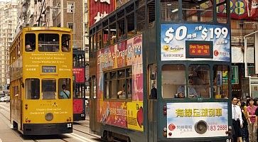 Tram a due piani per le strade di Hong Kong.