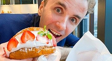 Marco Togni mangia un maritozzo con panna e fragole da Eataly, a Tokyo.