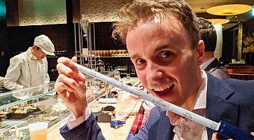 Marco Togni seduto al bancone del Tapas Molecular Bar.