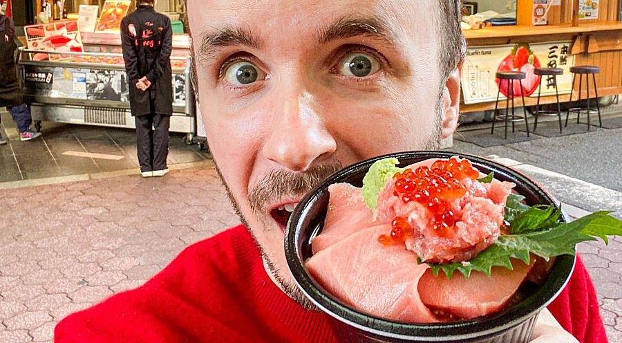 Marco Togni davnati al ristorante Maguroya Kurogin con una ciotola di sashimi.