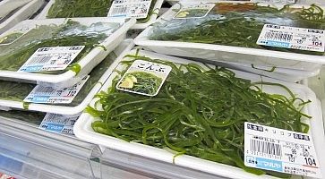 Confezioni di alghe giapponesi al supermercato a Tokyo.