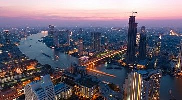 La vista di Bangkok al tramonto e il fiume Chao Phraya.