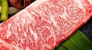 Dettaglio di una fetta di carne di Kobe ancora cruda.