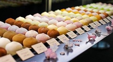 Dettaglio di mochi a vari gusti, tipici dolci giapponesi.