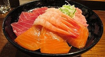 Donburi: ciotola di pesce crudo con salmone, tonno, gamberi.
