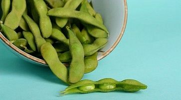 Ciotola piena di fagioli edamame.