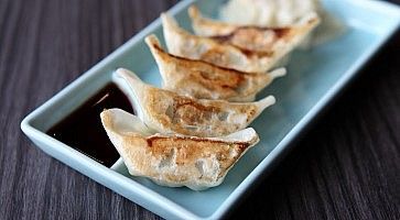 Gyoza con salsa di soia.