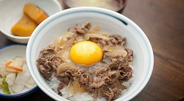 Ciotola di gyudon, con uovo crudo.