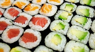 Vari tipi di maki sushi: salmone, tonno, avocado.