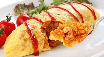 Omurice con sopra del ketchup.