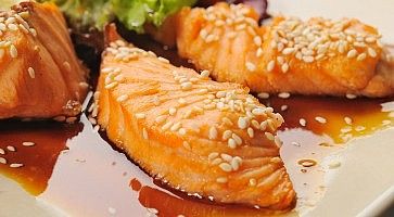 Salmone con salsa teriyaki.