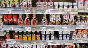 Salse e condimenti giapponesi, su uno scaffale in un supermercato.