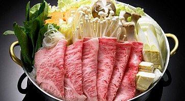 Ingredienti crudi, per preparare shabu shabu e sukiyaki.