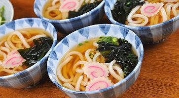 Varie ciotole con udon.