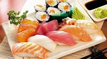 Un misto di con vari tipi di nigiri sushi e maki sushi.