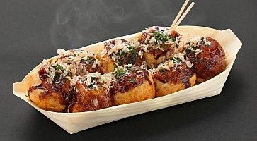 Vaschetta con takoyaki fumanti.