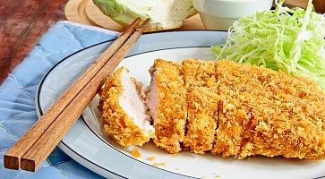 Tonkatsu (cotoletta alla giapponese) e cavolo cappuccio.