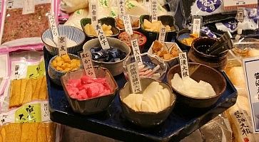 Assaggi di vari tsukemono, sottaceti giapponesi.